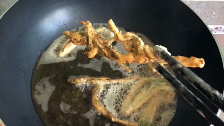 炸香椿鱼,分几次炸,适当调整火候