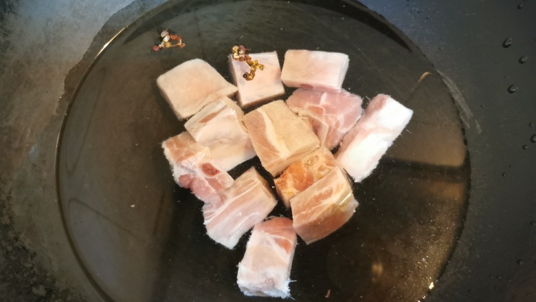 四季豆烧排骨,<a style='color:red;display:inline-block;' href='/shicai/ 434'>排骨</a>洗净入锅，加水加几粒干花椒焯水，水开后即可盛出备用