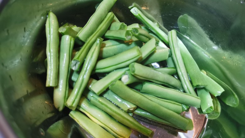 四季豆烧排骨,<a style='color:red;display:inline-block;' href='/shicai/ 69'>四季豆</a>摘好洗净