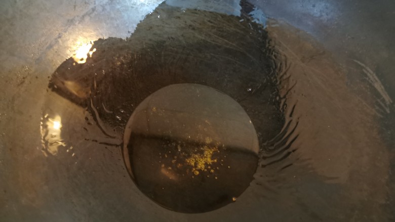 四季豆烧排骨,锅里热油，中小火加适量白糖，烧至锅里冒细小泡泡