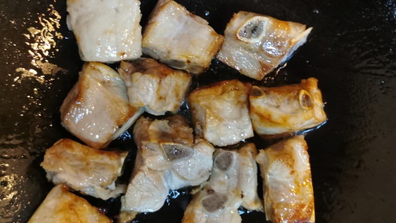 四季豆烧排骨,加入焯好水的排骨，煎炒至排骨微焦