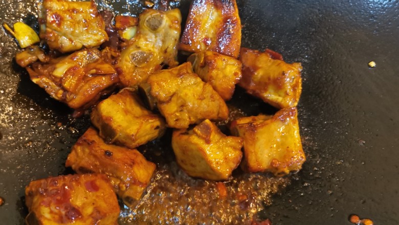 四季豆烧排骨,排骨混入酱料翻炒均匀