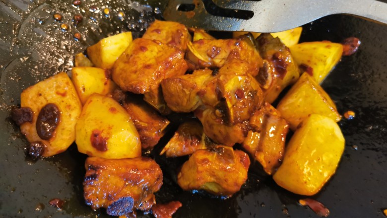 四季豆烧排骨,加入土豆块继续翻炒一会儿