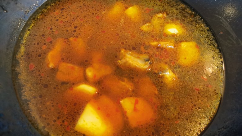 四季豆烧排骨,大火锅里加水至刚好淹没排骨土豆烧开、炖煮