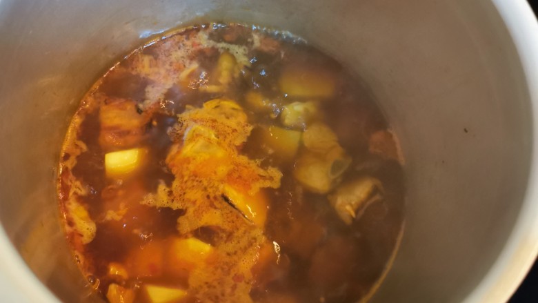 四季豆烧排骨,转入压力锅炖煮10分钟（想要快一点就转压力锅炖煮，若不着急也可不用压力锅，普通的锅炖煮30分钟左右）