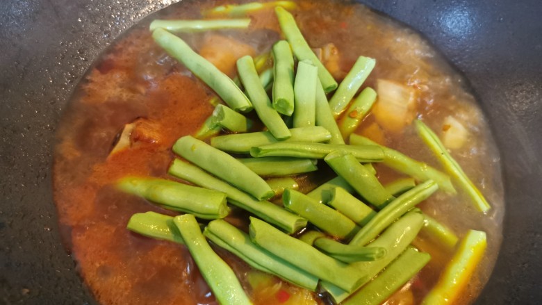 四季豆烧排骨,排骨炖差不多时，加入四季豆继续炖煮