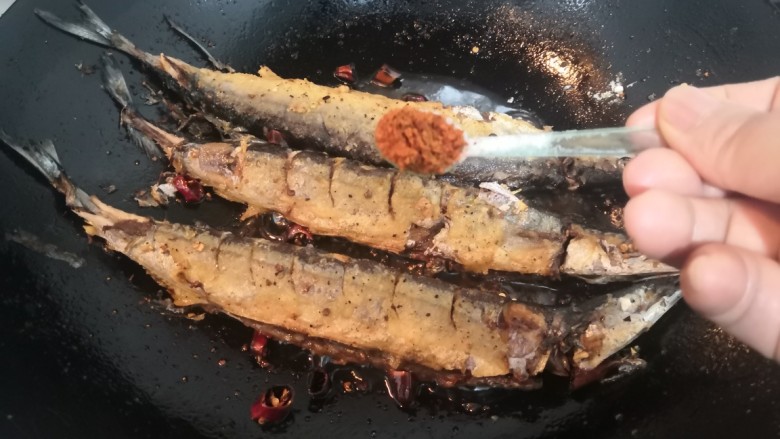 干煎秋刀鱼,在另一面,再洒上烧烤粉