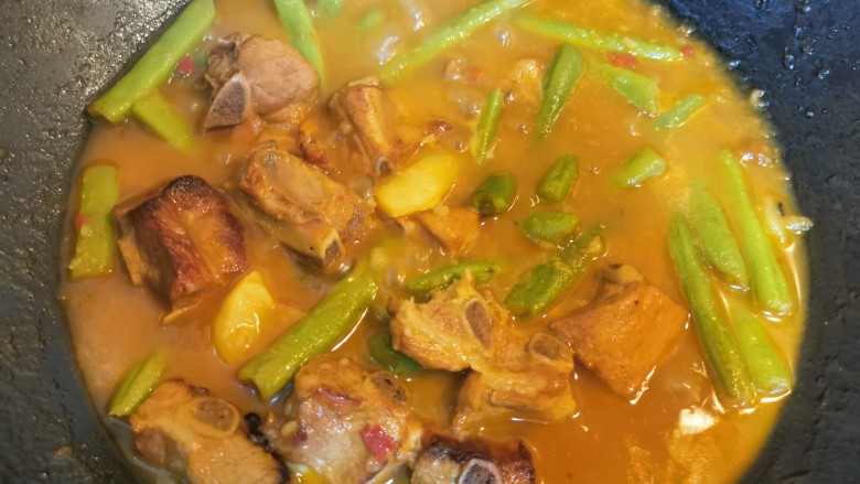 四季豆烧排骨,再炖煮大概10分钟左右，加适量胡椒粉、花椒粉大火收汁