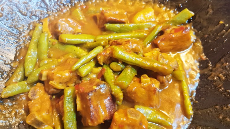 四季豆烧排骨,收到还剩少许汤汁即可出锅