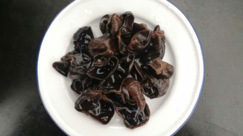 西葫芦炒木耳,泡发的木耳,摘去老根,洗干净