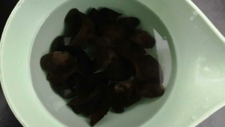 西葫芦炒木耳,焯熟的木耳,放入冷水中,过凉备用