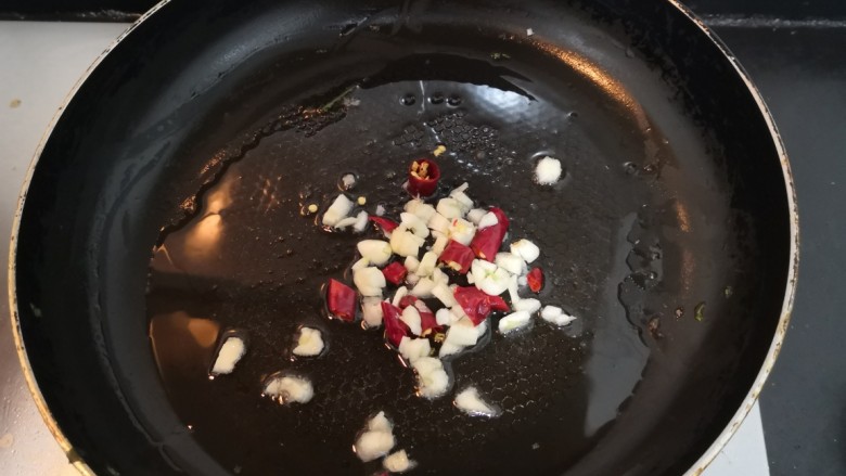 西葫芦炒木耳,放入,小米辣和蒜沫