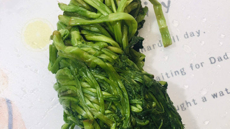 凉拌水芹,过好水,控干水分