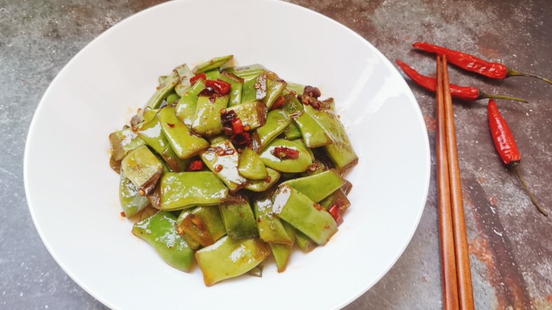干煸芸豆,煸炒至没有水分,入味熟透装盘即可。