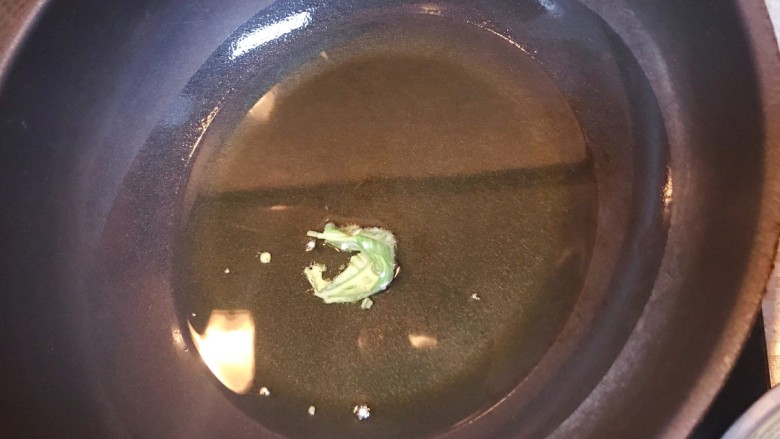 炸香椿鱼,油温烧至7成热,加一两片香椿试炸,冒泡就可以继续放香椿。