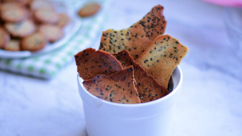 宝宝也可以吃的快手香酥芝麻薄脆,没有也无所谓，直接倒入烤盘，尽量铺的很薄。