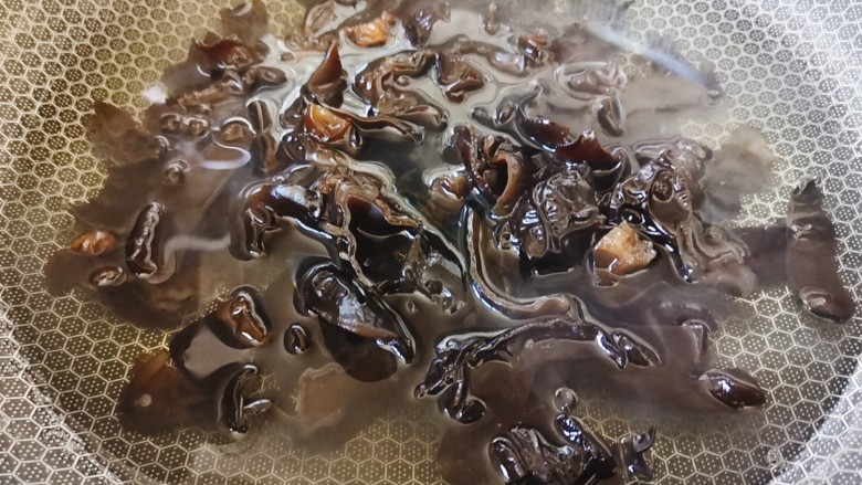 西葫芦炒木耳,锅中加水煮开,将木耳焯水
