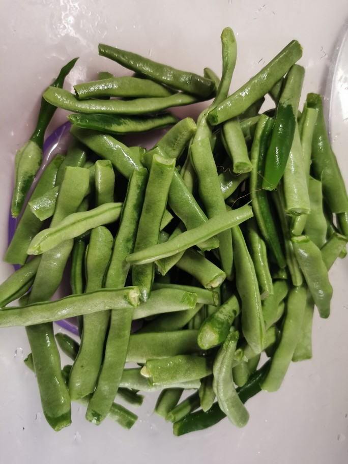 四季豆烧排骨,用手去两头尖,老的要拔丝,摘成小段。