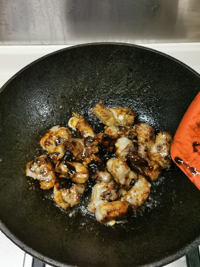 四季豆烧排骨,爆炒排骨一会,闻到酱香,下一碗清水。