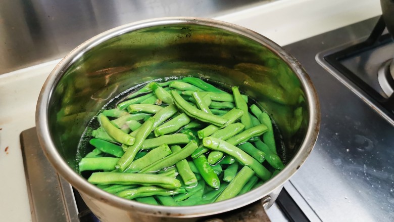 四季豆烧排骨,这段时间烧开水,把四季豆放开水中,焯熟。