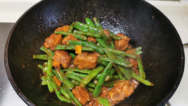 四季豆烧排骨,调味收汁,即可上碟。