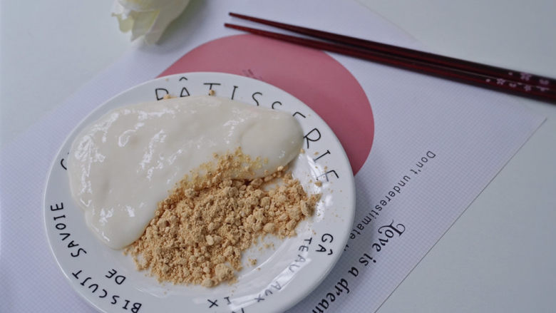 超软糯、超快手的网红牛奶麻薯,取一小盘子,倒入适量的<a style='color:red;display:inline-block;' href='/shicai/ 478'>黄豆粉</a>或奥利奥饼干碎,麻薯放入搅拌均匀。