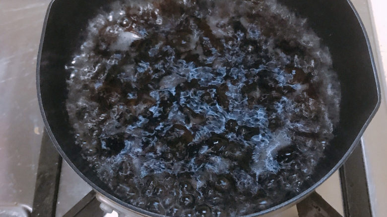 西葫芦炒木耳,木耳焯水2分钟