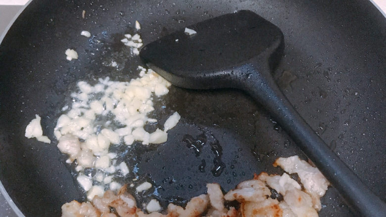 西葫芦炒木耳,把五花肉拨到一边,放入蒜末爆香