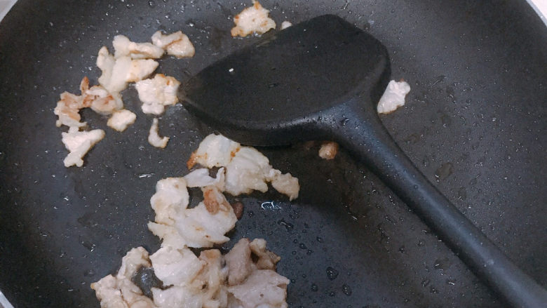 西葫芦炒木耳,先热油煸炒五花肉
