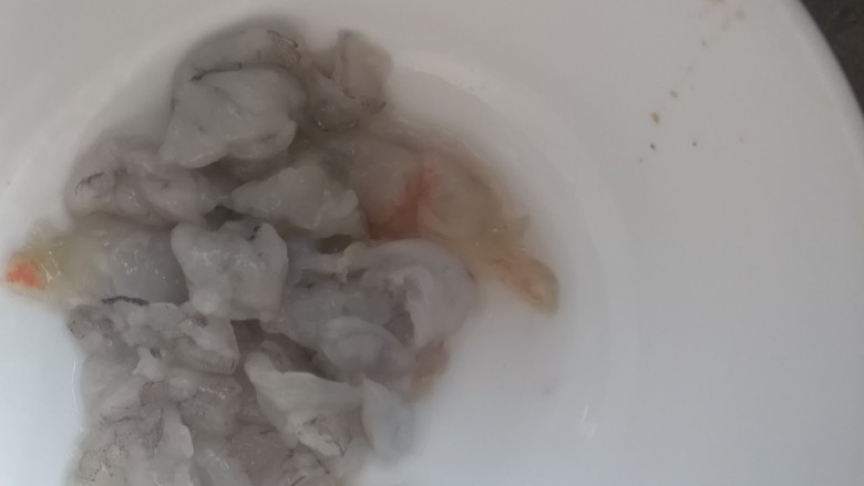 🍱便当,虾剥皮，切成小块