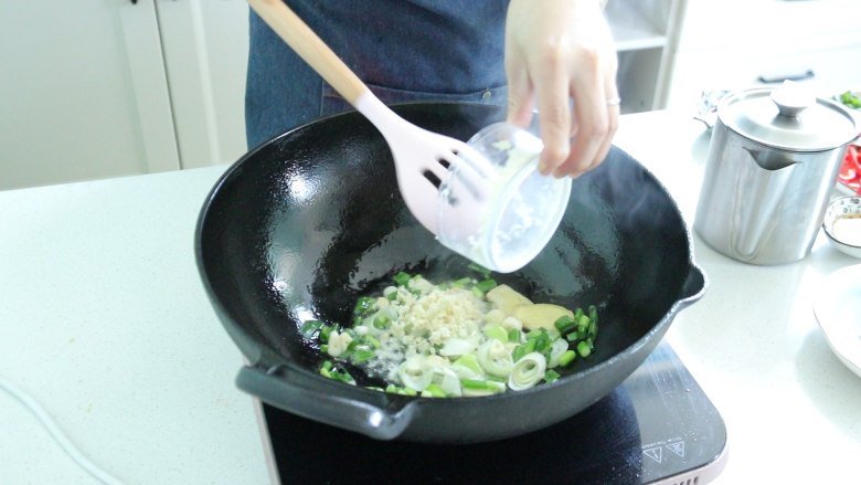 辣炒蛏子,之前炒菜还剩一点蒜末,我也加进去了