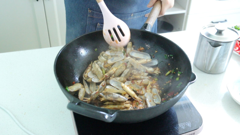 辣炒蛏子,翻炒均匀,让调料入味