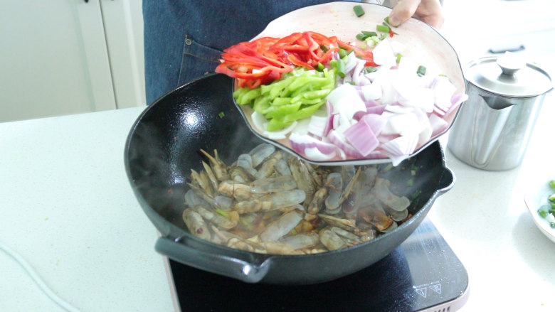 辣炒蛏子,再放入尖椒,和<a style='color:red;display:inline-block;' href='/shicai/ 29'>洋葱</a>