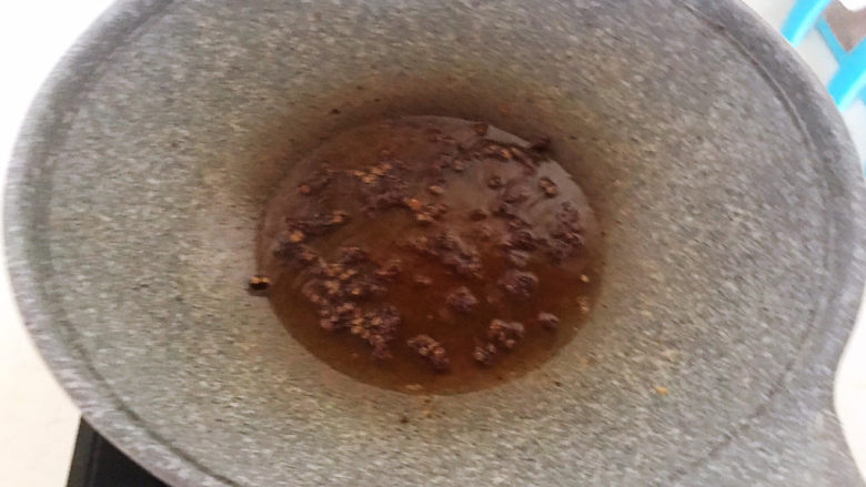 酱焖鲅鱼,锅里加入花椒粒,煸炒出香味