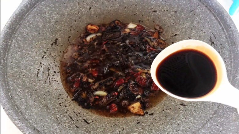 酱焖鲅鱼,加入<a style='color:red;display:inline-block;' href='/shicai/ 788'>生抽</a>,翻炒均匀
