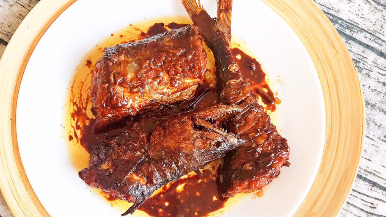 酱焖鲅鱼,酱焖鲅鱼肉质鲜嫩,酱香浓郁,香辣适宜,是一道非常完美的下饭菜~