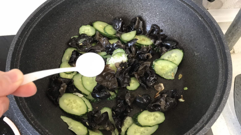 黄瓜木耳炒鸡蛋,再放适量盐调味;