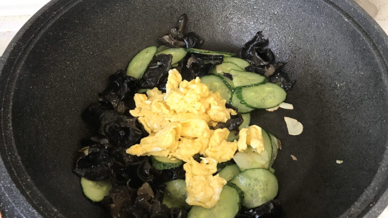 黄瓜木耳炒鸡蛋,倒入炒好的嫩蛋;