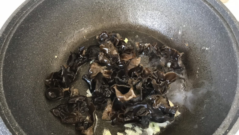 黄瓜木耳炒鸡蛋,放入黑木耳,炒至木耳在锅中发出连续叭叭声;