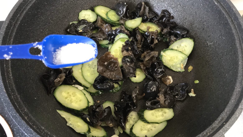 黄瓜木耳炒鸡蛋,放适量的白糖提鲜;