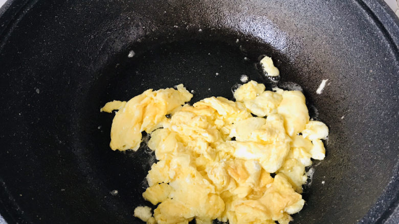 黄瓜木耳炒鸡蛋,滑炒鸡蛋,盛出备用;