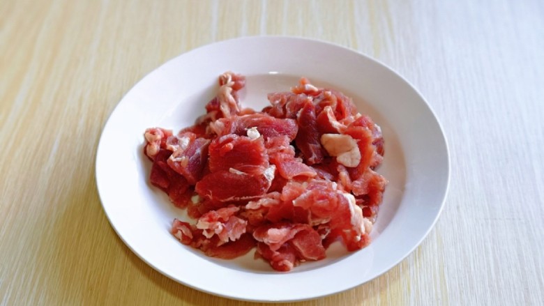 山药炒肉片,<a style='color:red;display:inline-block;' href='/shicai/ 9158'>牛肉片</a>洗干净放入盘中。(我买牛肉时请店家帮忙切的)