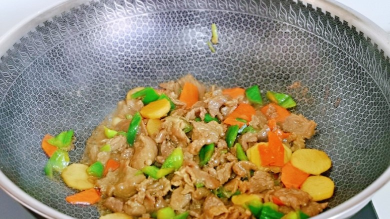 山药炒肉片,最后加入煸炒过的牛肉,快手翻炒均匀,关火出锅。