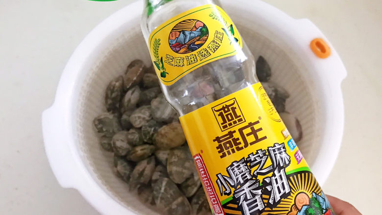 麻辣花蛤,加入几滴<a style='color:red;display:inline-block;' href='/shicai/ 847'>香油</a>,让花蛤土出沙子,然后每隔20分钟换1次水,重复2次
