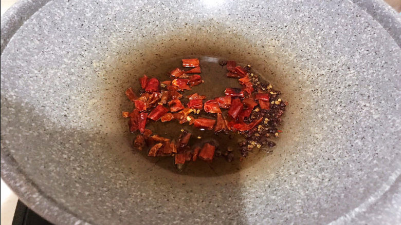 麻辣花蛤,加入干红辣椒段,翻炒均匀