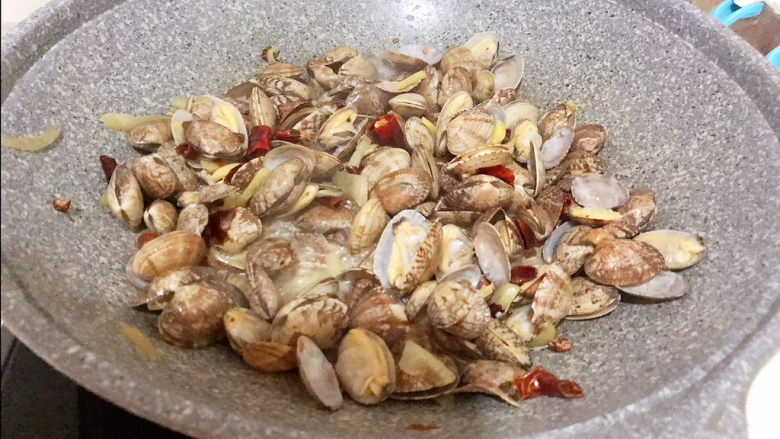 麻辣花蛤,翻炒均匀即可,麻辣花蛤做好了~