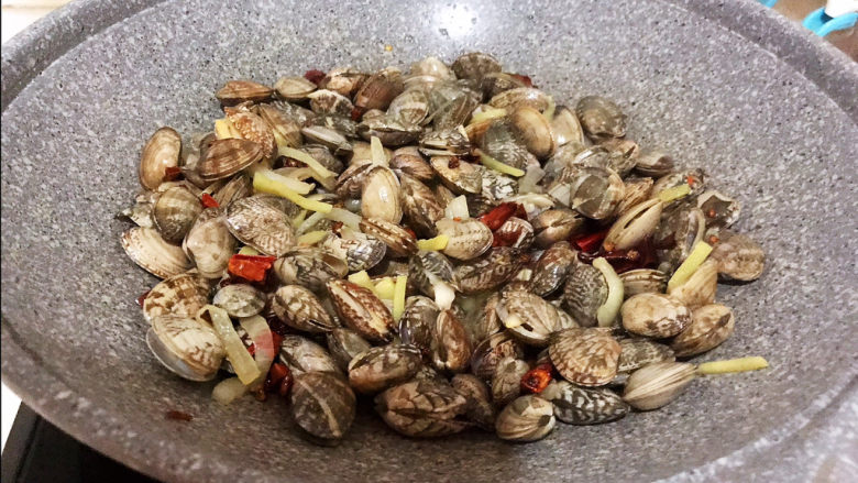 麻辣花蛤,大火爆炒2分钟,花蛤都开口了就熟了