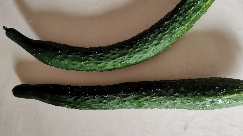 酸辣黄瓜条,洗干净，放冰箱里冰着。