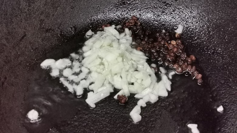 酸辣黄瓜条,锅烧热油放<a style='color:red;display:inline-block;' href='/shicai/ 700'>花椒</a>丶<a style='color:red;display:inline-block;' href='/shicai/ 6559'>蒜蓉</a>丶小辣椒，炒香。