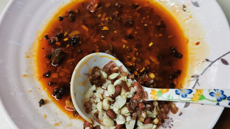 酸辣黄瓜条,蒜油装碟子里，加<a style='color:red;display:inline-block;' href='/shicai/ 692'>酱油</a>+<a style='color:red;display:inline-block;' href='/shicai/ 768'>香醋</a>+<a style='color:red;display:inline-block;' href='/shicai/ 46917'>老干妈辣椒酱</a>+<a style='color:red;display:inline-block;' href='/shicai/ 10588'>糖</a>+花生米，可以加少许麻油。